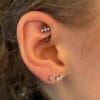 Curved barbell 3-zirkonikivellä & helmikolmiolla -Titaani - Image 2